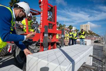 Más de un millón de euros del Cabildo renuevan los bancos y el muro de la Avenida Marítima de la capital grancanaria/TA.