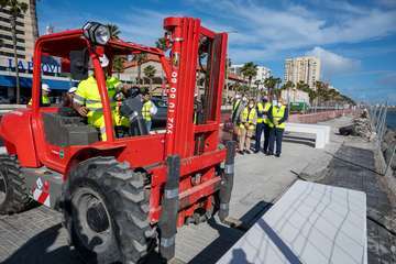 Más de un millón de euros del Cabildo renuevan los bancos y el muro de la Avenida Marítima de la capital grancanaria/TA.