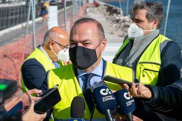 Más de un millón de euros del Cabildo renuevan los bancos y el muro de la Avenida Marítima de la capital grancanaria/TA.