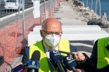 Más de un millón de euros del Cabildo renuevan los bancos y el muro de la Avenida Marítima de la capital grancanaria/TA.