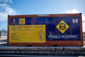 Más de un millón de euros del Cabildo renuevan los bancos y el muro de la Avenida Marítima de la capital grancanaria/TA.