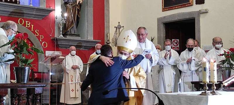 El obispo auxiliar Cristóbal Déniz abraza al alcalde del municipio, Francisco Atta/Antonio Alí.