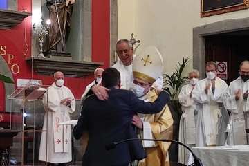  Valsequillo abraza a su primer obispo/TA.