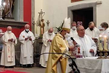  Valsequillo abraza a su primer obispo/TA.