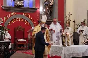  Valsequillo abraza a su primer obispo/TA.