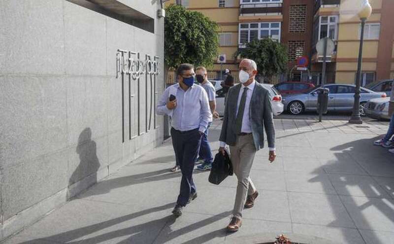 Francisco Atta, junto a su abogado, José María Guerra/Canarias//Cober.