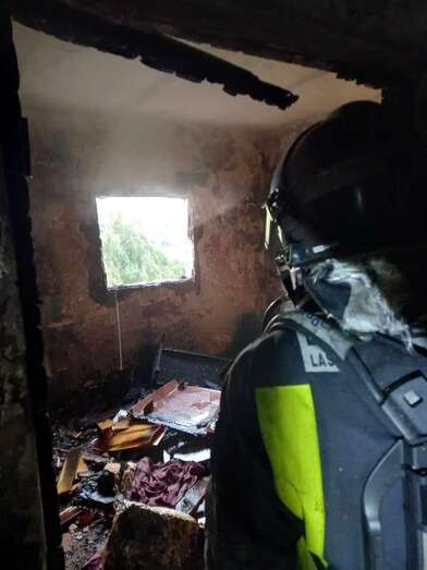 Estado en que quedó una de las habitaciones de la vivienda/ Bomberos de LPGC.