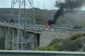Atasco en la GC-3 por el incendio de un vehículo/TA.
