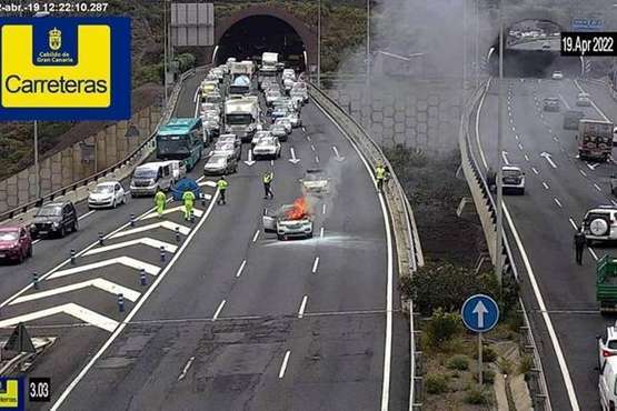 Atasco en la GC-3 por el incendio de un vehículo/Carreteras del Cabildo de Gran Canaria.