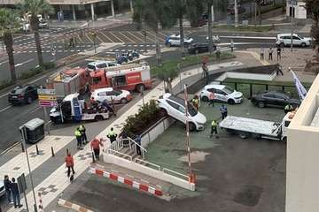 Pierde el control de su coche y cae en un terraplén en la capital grancanaria/TA.