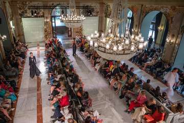 Los tejidos artesanos isleños protagonistas de los desfiles de cierre de la pasarela Bridal Collection Moda Cálida/TA.