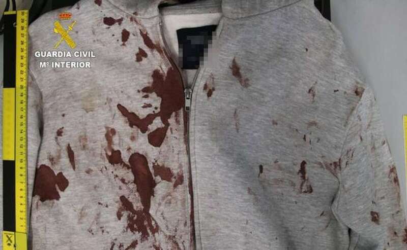 Sudadera manchada de sangre/Guardia Civil.