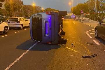 Vuelco con un herido en la capital grancanaria/PLLPGC.