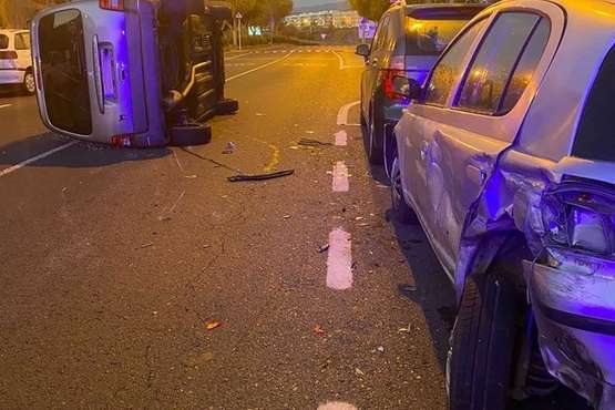 Vuelco con un herido en la capital grancanaria/PLLPGC.