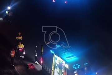 Una motorista grave, al salirse de la vía en la GC-1 y despeñarse por un talud de 6 metros de altura/TA.