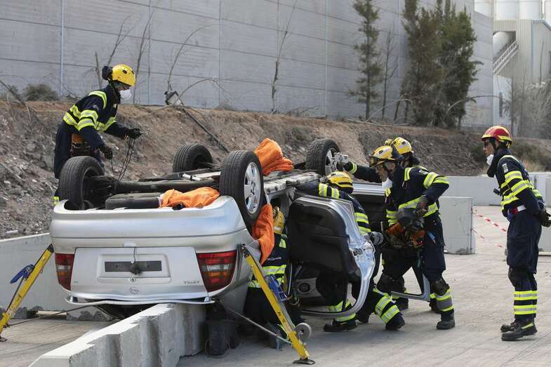 Simulacro de rescate de una persona atrapada en un vehículo siniestrado/TA.