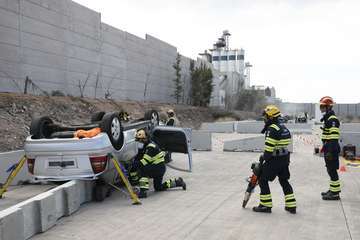 Simulacro del rescate de una persona atrapada en el interior de un vehículo siniestrado/TA.