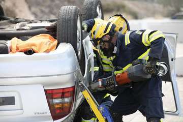Simulacro del rescate de una persona atrapada en el interior de un vehículo siniestrado/TA.