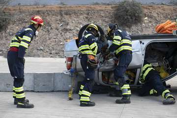 Simulacro del rescate de una persona atrapada en el interior de un vehículo siniestrado/TA.