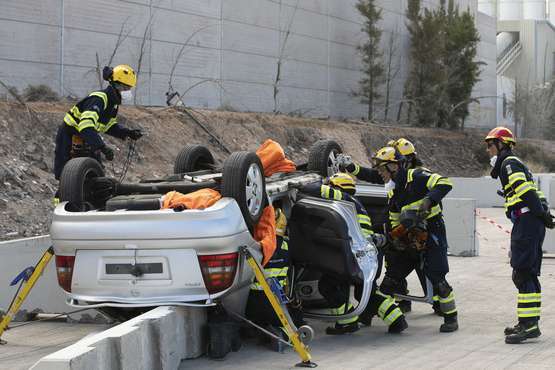 Simulacro del rescate de una persona atrapada en el interior de un vehículo siniestrado/TA.