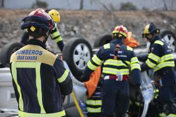 Simulacro del rescate de una persona atrapada en el interior de un vehículo siniestrado/TA.
