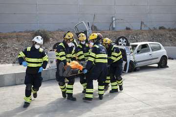 Simulacro del rescate de una persona atrapada en el interior de un vehículo siniestrado/TA.