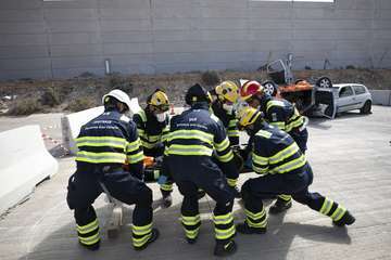 Simulacro del rescate de una persona atrapada en el interior de un vehículo siniestrado/TA.