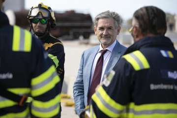 Simulacro del rescate de una persona atrapada en el interior de un vehículo siniestrado/TA.