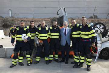Simulacro del rescate de una persona atrapada en el interior de un vehículo siniestrado/TA.