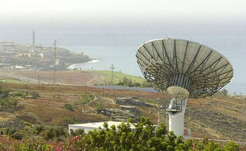 Instalaciones del Centro Espacial de Maspalomas con el faro al fondo de la imagen / Canarias7 Arcadio Suárez