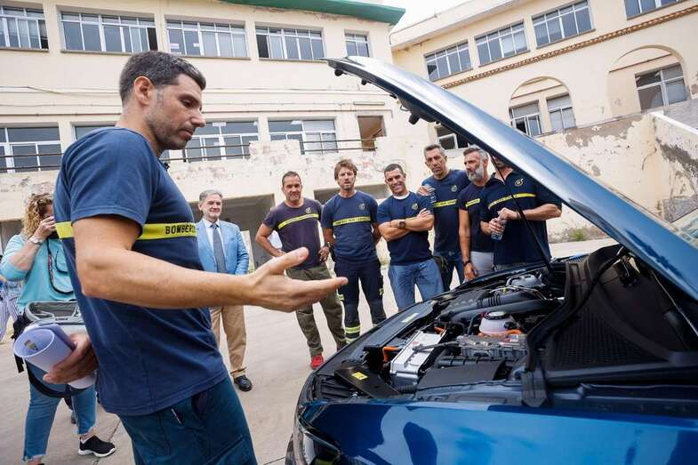 Este jueves se presentó la primera guía para el rescate de personas en coches eléctricos/TA.