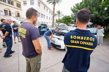 El Consorcio de Emergencias de GC lanza la primera guía para el rescate de personas en coches eléctricos de España/TA.