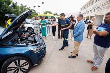 El Consorcio de Emergencias de GC lanza la primera guía para el rescate de personas en coches eléctricos de España/TA.