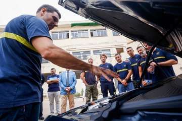 El Consorcio de Emergencias de GC lanza la primera guía para el rescate de personas en coches eléctricos de España/TA.