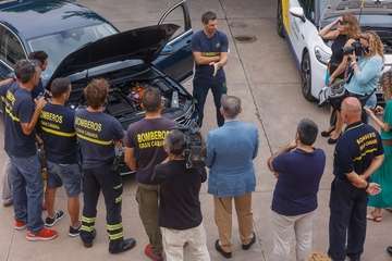 El Consorcio de Emergencias de GC lanza la primera guía para el rescate de personas en coches eléctricos de España/TA.