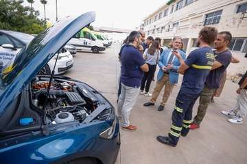El Consorcio de Emergencias de GC lanza la primera guía para el rescate de personas en coches eléctricos de España/TA.