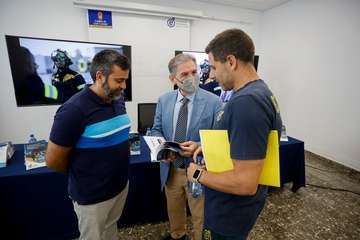 El Consorcio de Emergencias de GC lanza la primera guía para el rescate de personas en coches eléctricos de España/TA.