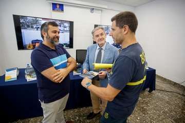 El Consorcio de Emergencias de GC lanza la primera guía para el rescate de personas en coches eléctricos de España/TA.