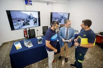 El Consorcio de Emergencias de GC lanza la primera guía para el rescate de personas en coches eléctricos de España/TA.