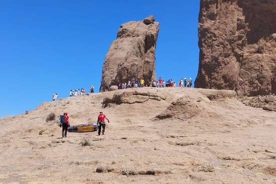 Un helicóptero del GES rescata a un senderista herido tras caerse en la base del Roque Nublo