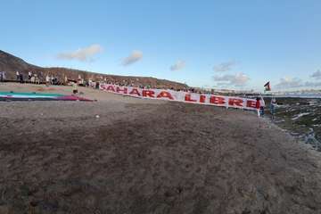 Despliegan una pancarta de 25 metros en apoyo a pueblo saharaui/TA.