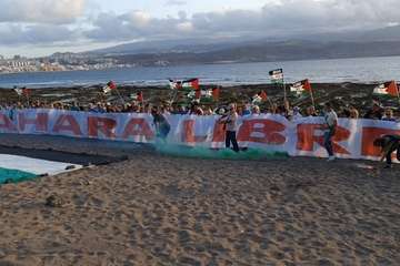 Despliegan una pancarta de 25 metros en apoyo a pueblo saharaui/TA.