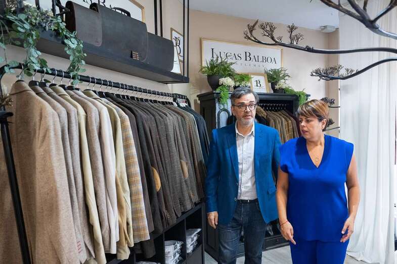 La consejera felicita al diseñador de Gran Canaria Moda Cálida por esta iniciativa / TA