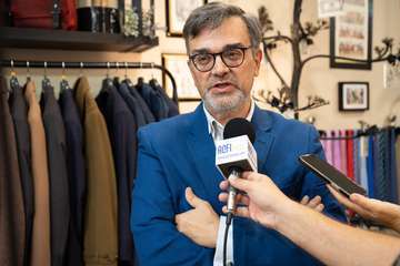 La consejera teldense Minerva Alonso apoya al diseñador Balboa en la apertura de una tienda/TA.