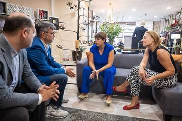 La consejera teldense Minerva Alonso apoya al diseñador Balboa en la apertura de una tienda/TA.