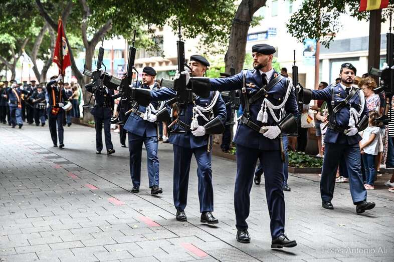 Momento del desfile militar de este mediodía/Antonio Alí.
