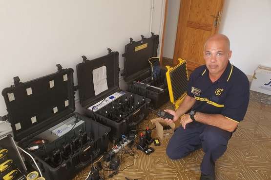 El Consorcio de Emergencias dota a los bomberos de Telde de emisoras capaces de atravesar forjados y túneles/TA.