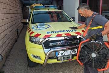 El Consorcio de Emergencias dota a los bomberos de Telde de emisoras capaces de atravesar forjados y túneles/TA.