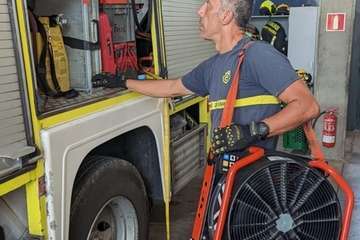 El Consorcio de Emergencias dota a los bomberos de Telde de emisoras capaces de atravesar forjados y túneles/TA.