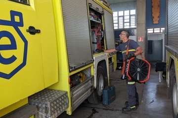 El Consorcio de Emergencias dota a los bomberos de Telde de emisoras capaces de atravesar forjados y túneles/TA.